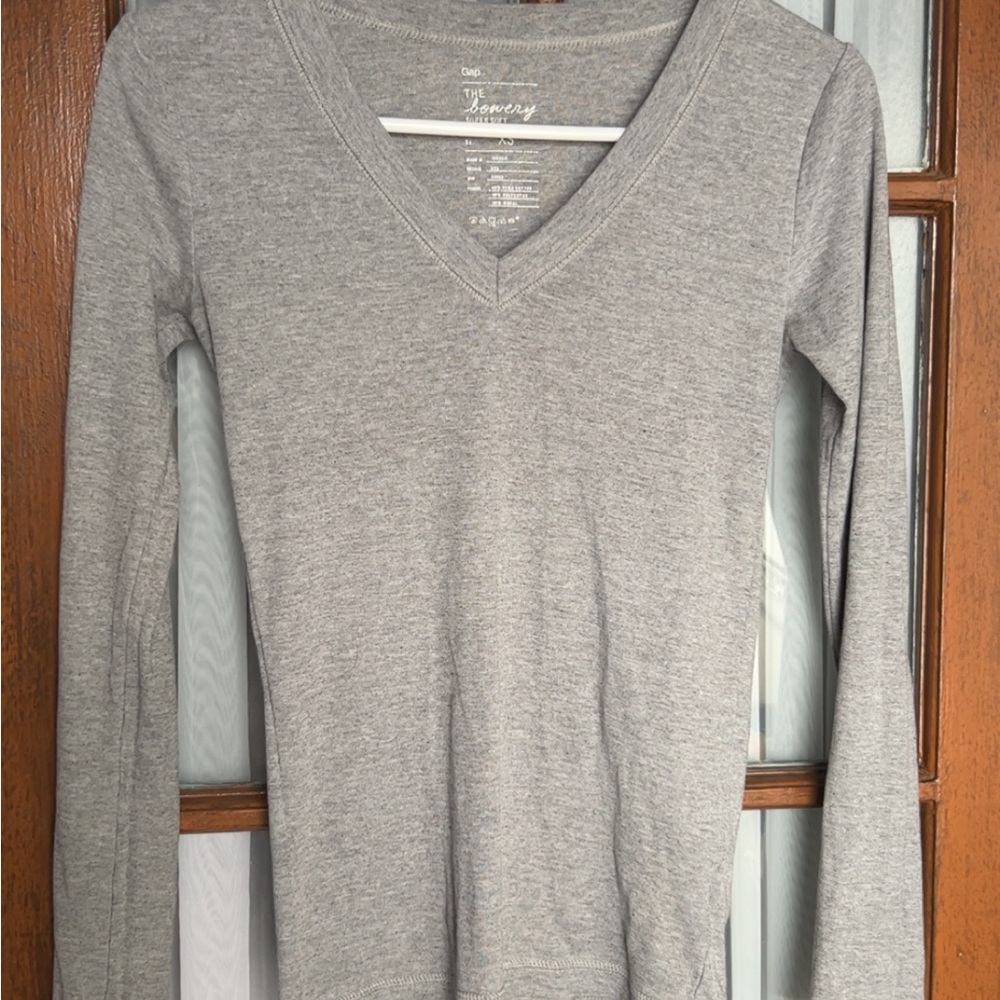 GAP Women's V-Neck Long Sleeve Top in Heather Gray